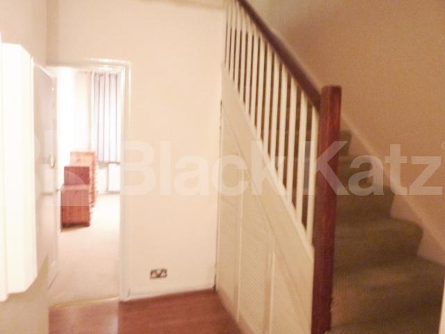 			4 BED - 2 BATH, 4 Bedroom, 1 bath, 1 reception Flat			 Gloucester Gardens, PADDINGTON  BAYSWATER